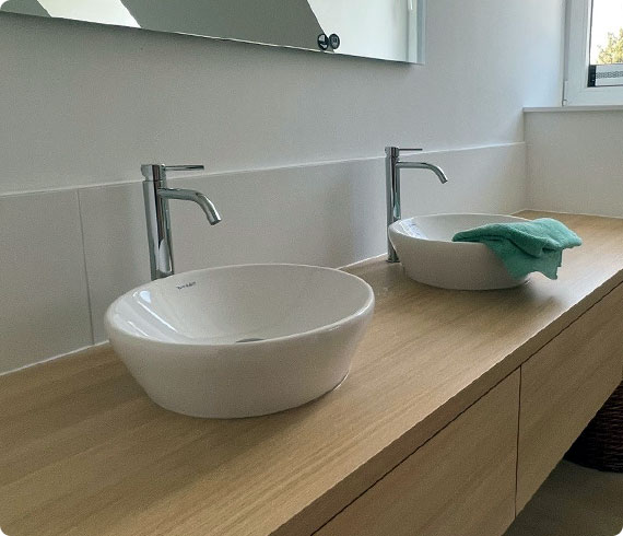 meuble de salle de bain sur mesure en bois avec deux vasques eviers