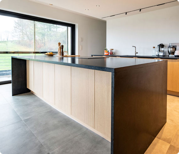 cuisine équipée sur mesure en bois stratifié avec ilot central