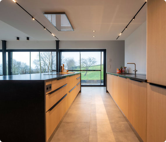 cuisine équipée sur mesure en bois stratifié