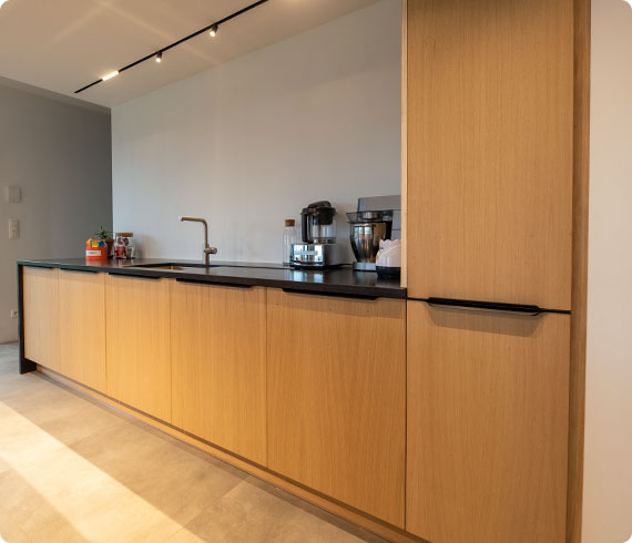 cuisine équipée sur mesure en bois stratifié avec frigo intégré dans la province de Liège