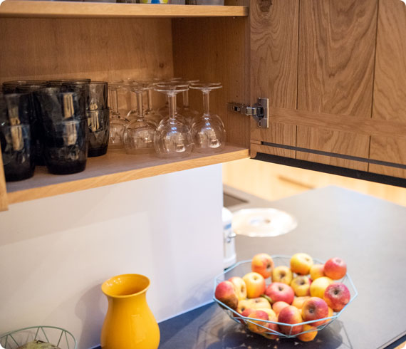 armoire de rangement de cuisine avec porte en bois massif et coupe à fruit