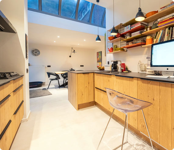 bureau avec ordinateur dans une cuisine en bois massif