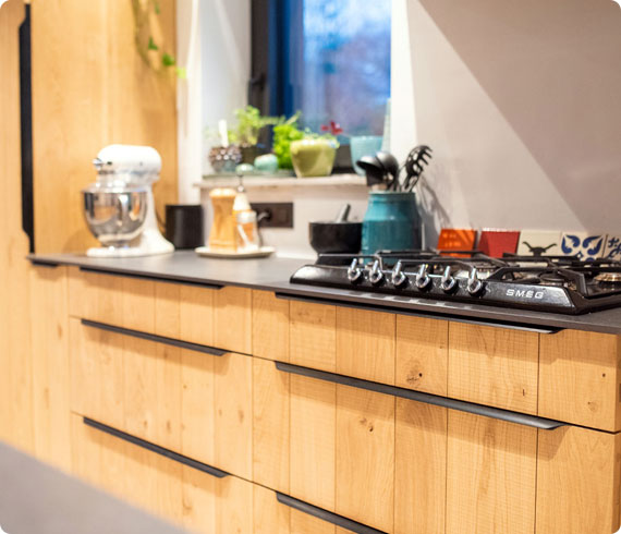 cuisinière et cuisine en bois sur mesure rustique dans la région de Liège