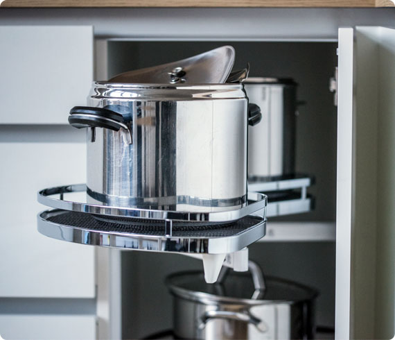 casseroles dans un tiroir coulissant