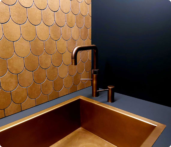évier de cuisine et carrelage doré design