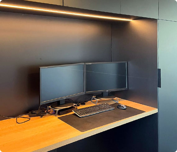 bureau avec ordinateur sur tablette en placage chêne avec éclairage LED